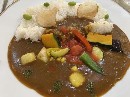 夏野菜トッピングのカレー 夏野菜トッピングのカレー カレー,カレーライス,ライスカレーの写真素材