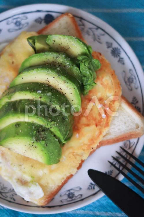 アボカドのせトースト　縦画像 朝食,パン,オープンサンドの写真素材