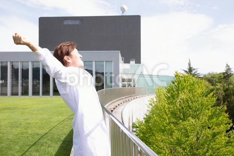 屋上で休憩する医師(空) 屋上で休憩する医師(空) 医者,疲労,医師の写真素材