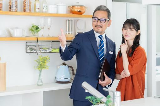 ミドル女性と商談をするセールスマン ミドル女性と商談をするセールスマン セールスマン,ビジネスマン,不動産の写真素材