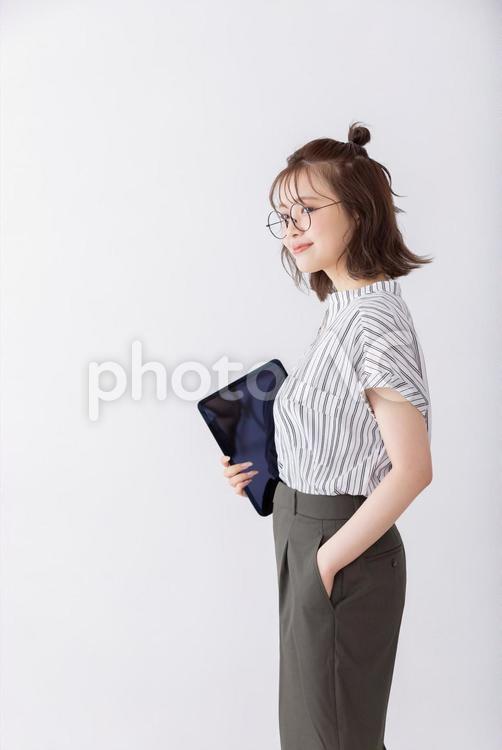 タブレットを持つ可愛いビジネスウーマン 女性,人物,タブレットの写真素材