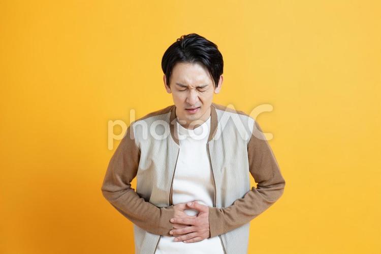お腹を痛めている日本人男性 男性,イケメン,夫の写真素材