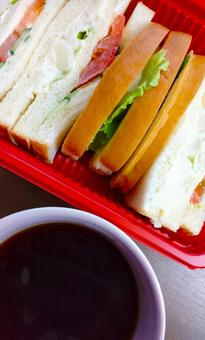 イギリス食パンのサンドイッチとコーヒーの写真