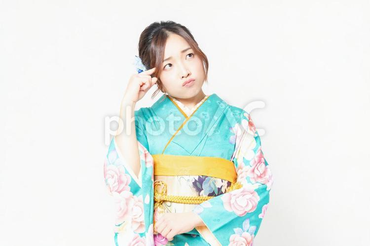 考え事をする振袖を着た女性 女性,考える,悩むの写真素材