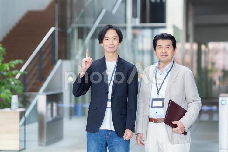 オフィスで仕事をするエンジニア エンジニア,ビジネス,ビジネスマンの写真素材