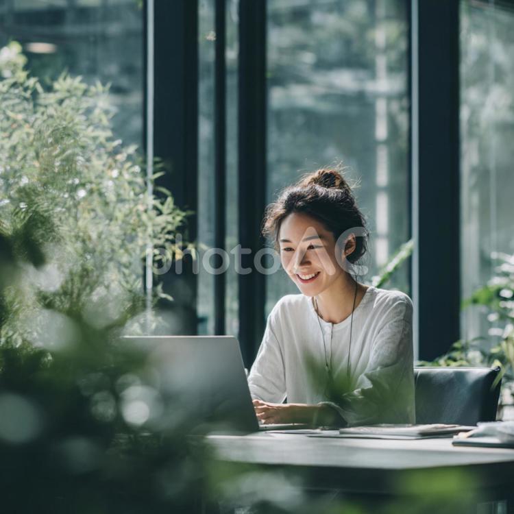 都会の緑を背景にしたオフィスでの作業風景 ビジネス,女性,オフィスの写真素材