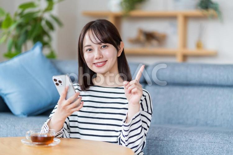 スマホを使う若い女性。 スマホ,女性,日本人の写真素材