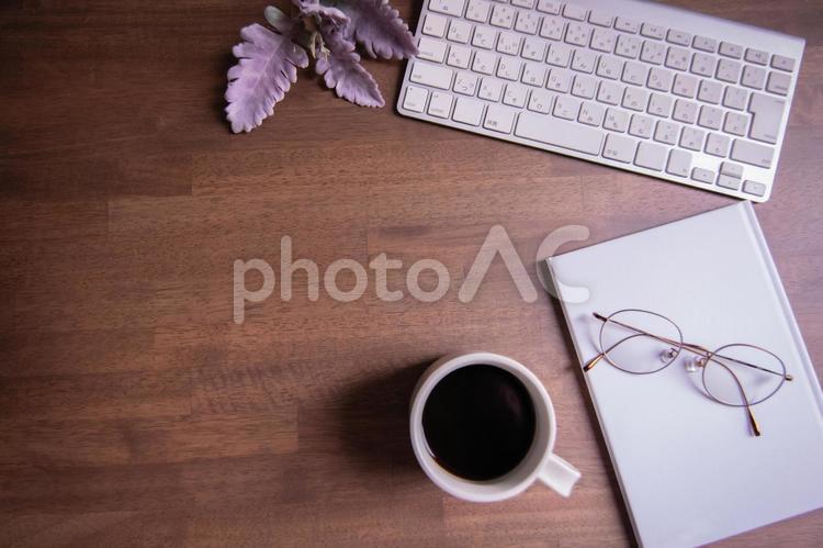PCキーボードとコーヒー（引き） キーボード,pc,リモートワークの写真素材