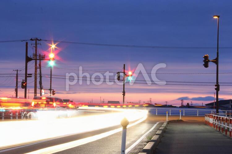 夕暮れの交差点 交差点,信号,夕暮れの写真素材