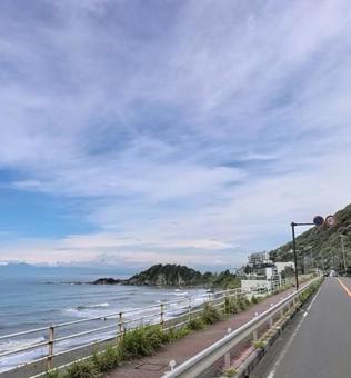 海沿いの道路の写真