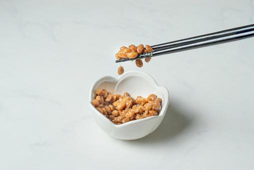 白背景で撮った納豆 白背景で撮った納豆 納豆,大豆,ねばねばの写真素材
