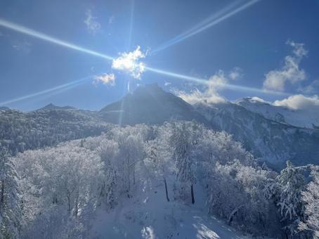 ダイヤモンドの輝く瞬間 冬,幻想的,雪山の写真素材