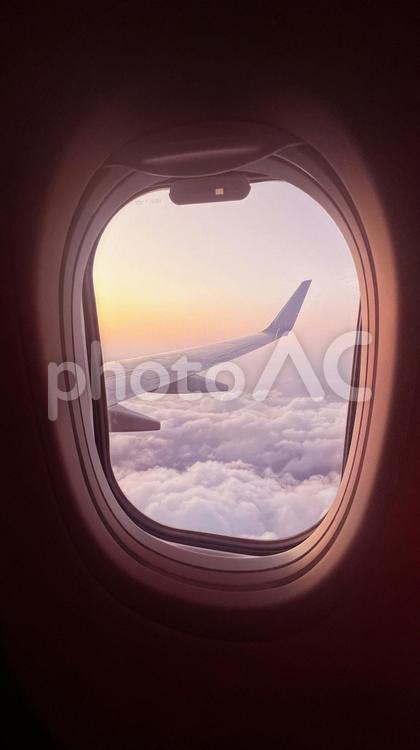 飛行機の窓から見た空の上 飛行機,窓,空の上の写真素材