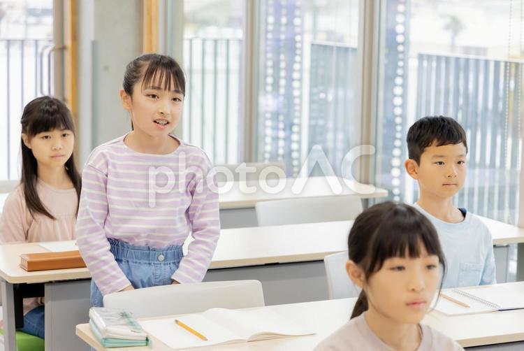 学習塾で勉強する小学生 小学生,塾,女性の写真素材