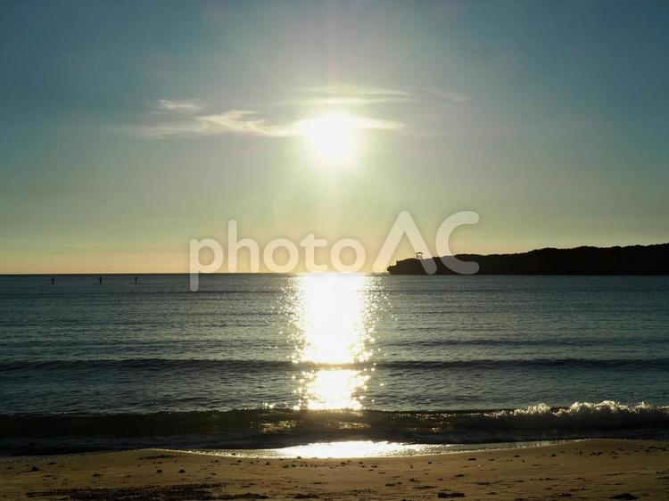 海で見る夕焼け 砂浜,砂,夕焼けの写真素材
