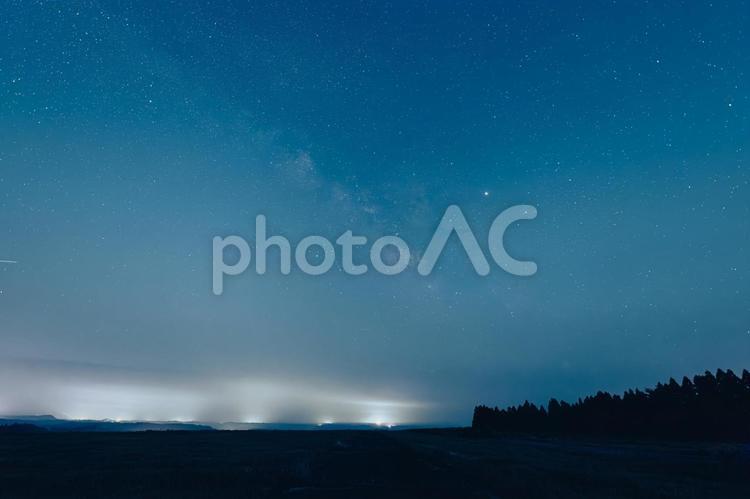 日没後の淡いブルーの星空 天の川,夏の大三角,満天の星空の写真素材