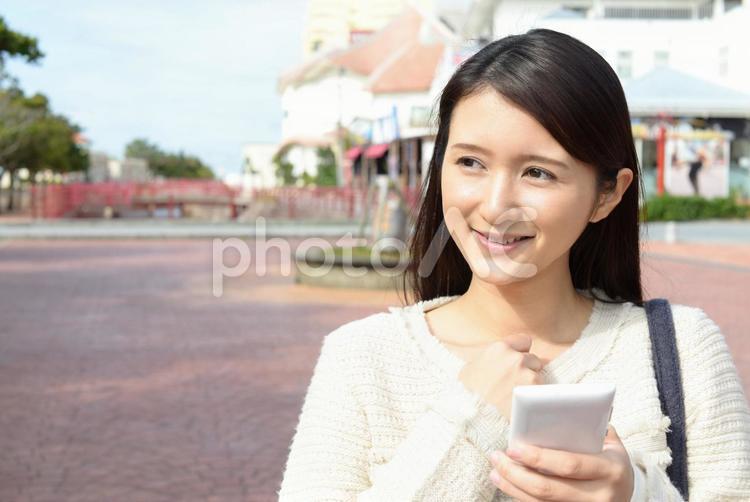 スマートフォンを持つ女性 スマートフォンを持つ女性 女性,スマホ,スマートフォンの写真素材