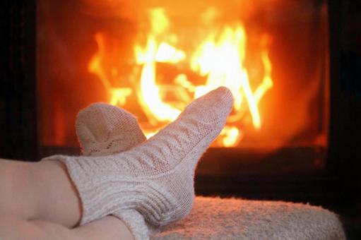 北欧 暖炉前でくつろぐ 暖炉,くつろぐ,お家時間の写真素材