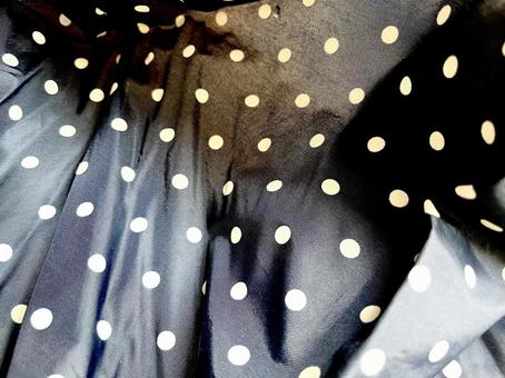 光が透ける黒い水玉模様の布 光が透ける黒い水玉模様の布 布,水玉模様,黒の写真素材
