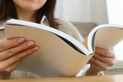 本を読む女性 女性,読書,本の写真素材