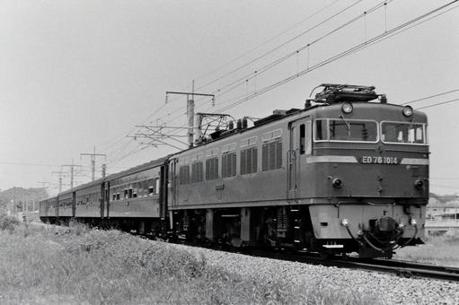 ED76けん引の普通列車 ED76けん引の普通列車 のりもの,鉄道写真,鉄道車両の写真素材