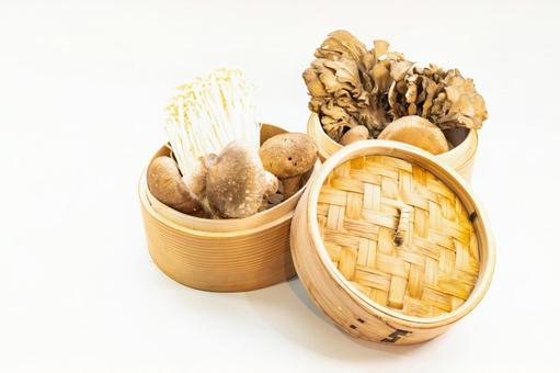 セイロに盛られたキノコ　秋の味覚 きのこ,椎茸,舞茸の写真素材