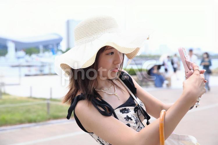 スマホで写真を撮る女性 女性,スマホ,写真撮影の写真素材