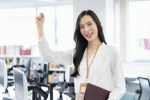 オフィスカジュアルの若い女性エンジニア オフィスカジュアルの若い女性エンジニアの写真