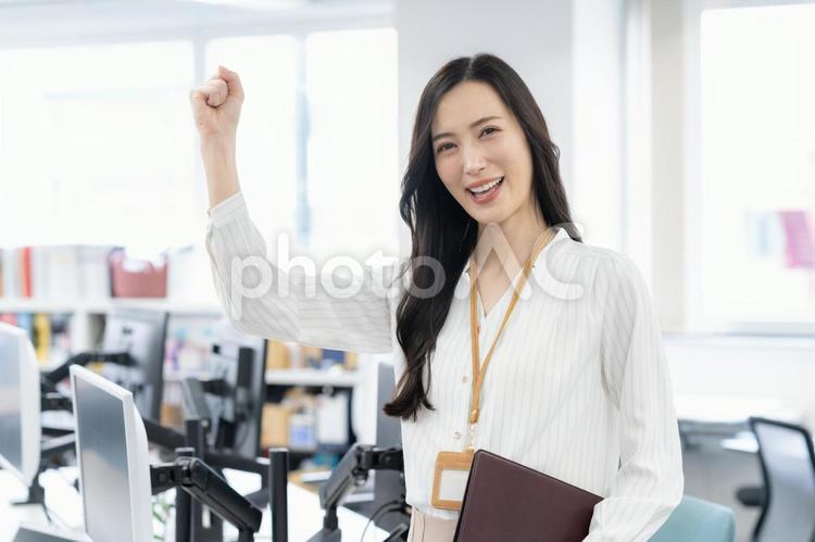 オフィスカジュアルの若い女性エンジニア ビジネス,エンジニア,女性の写真素材