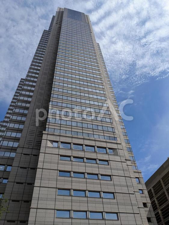 熱い夏の空と新宿の高層ビル 風景,ビル,道路の写真素材