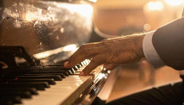 ピアノを弾く男性の手の写真