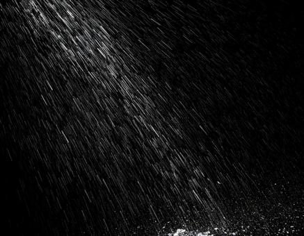 降り注ぐ雨 梅雨の時期 天気 黒背景6 降り注ぐ雨 梅雨の時期 天気 黒背景6の写真
