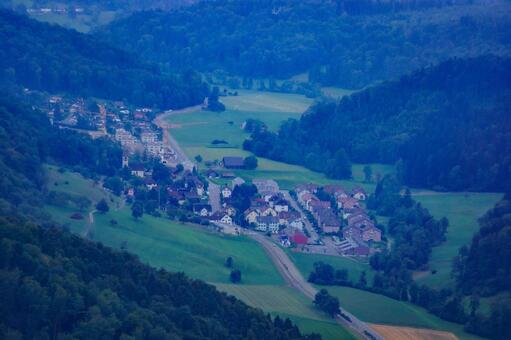 ユートリベルクから眺める小さな集落 スイス,チューリッヒ,ユートリベルクの写真素材