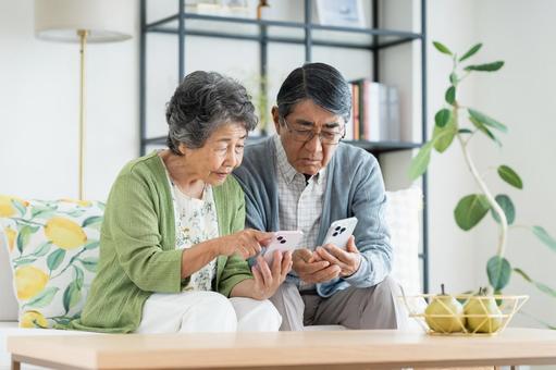 スマホで悩むシニアの夫婦 スマホで悩むシニアの夫婦 悩む,シニア,スマートフォンの写真素材