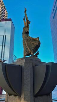 空を仰ぐ美しき彫像 彫刻,銅像,アートの写真素材