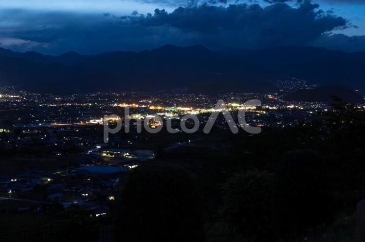 甲州市勝沼　ぶどうの丘からの夜景 勝沼,山梨,ぶどうの丘の写真素材
