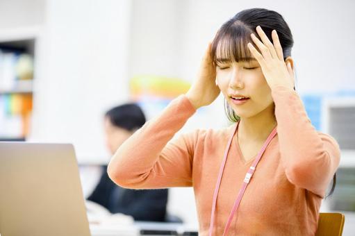パソコンの前で頭を抱えるビジネスウーマン 頭を抱える,ビジネスウーマン,パソコンの写真素材