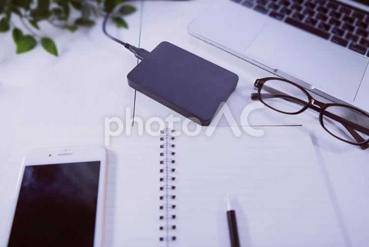 外付けハードディスク、パソコンとスマホのデスク周り 外付けハードディスク,パソコン,スマホの写真素材