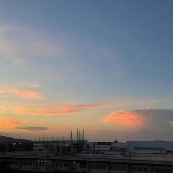 夕焼け雲と青空が広がる夏の夕景 夕焼け雲と青空が広がる夏の夕景 夕焼け,夕暮れ,雲の写真素材