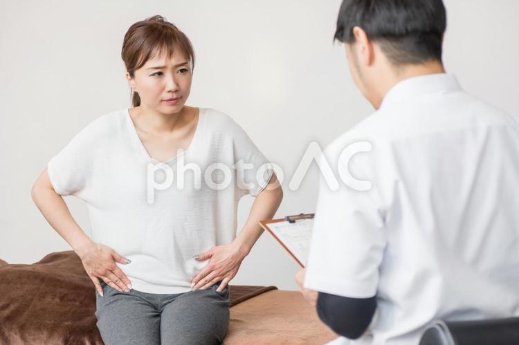 カウンセリングを受ける女性（骨盤） 骨盤矯正,整体,骨盤の写真素材