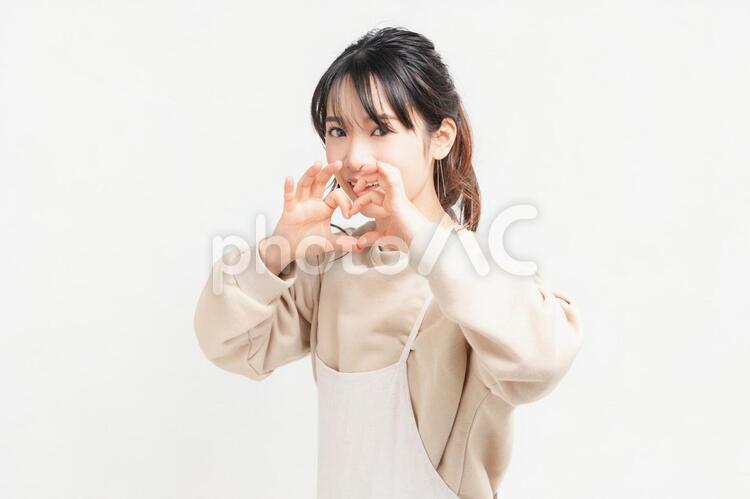 手でハートの形を作る若い女性 女性,ハート,気持ちの写真素材