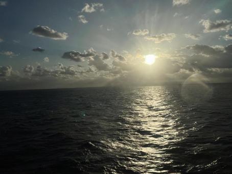 海の上の朝日 海の上の朝日の写真