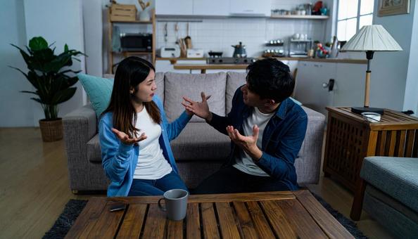 リビングで口論する夫婦・カップルの写真