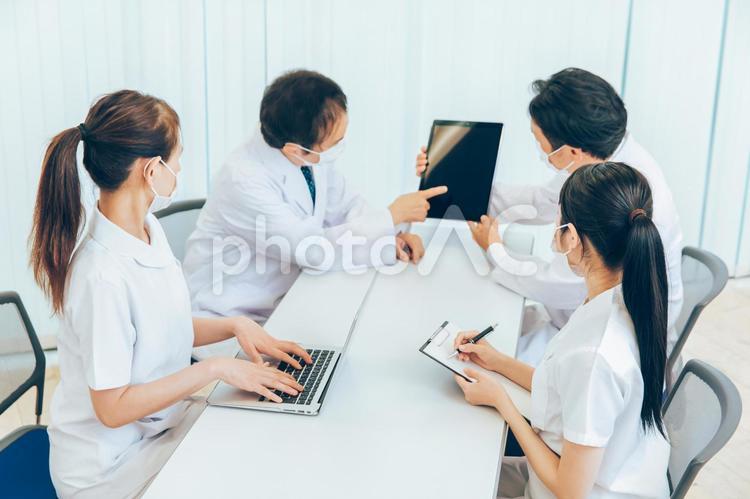 医療現場・カンファレンス（マスク・PC） カンファレンス,医師会,医療の写真素材