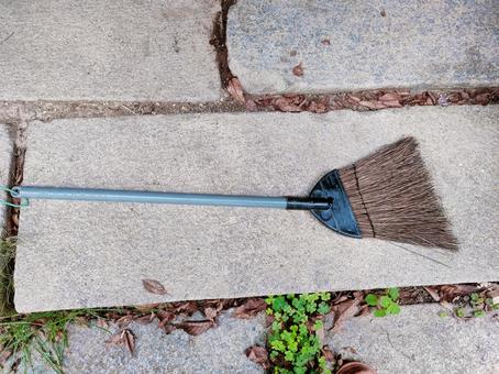 ポツンと庭箒　庭石の上　箒を放棄 庭掃除,ほうき,庭箒の写真素材