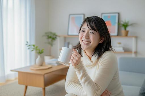 飲み物を飲む笑顔の女性 飲み物を飲む笑顔の女性 女性,大人,笑顔の写真素材