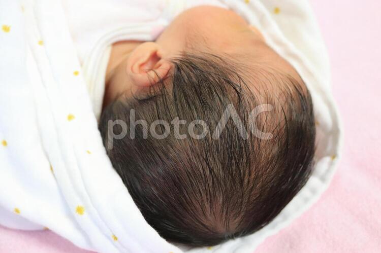新生児の赤ちゃん あたま,こども,ほっぺの写真素材