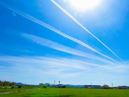 飛行機雲のある田舎の風景 飛行機雲のある田舎の風景 風景,自然,空の写真素材