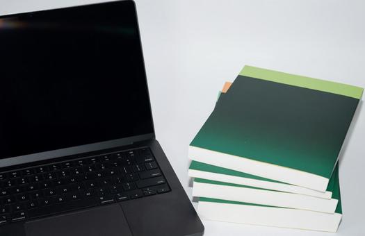 ノートパソコンと積まれた本（横構図） ノートパソコン,本,学習の写真素材