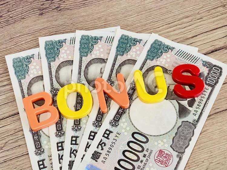ボーナスの文字と1万円札5枚 ボーナス,賞与,現金の写真素材